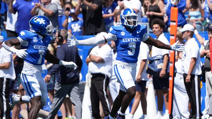 Kentucky’s Alex Afari (3) celebrates with teammate Daveren Rayner after they stopped the run play against Toledo Saturday afternoon at Kroger Field.
August 30, 2025 Kentucky’s Alex Afari (3) celebrates with teammate Daveren Rayner after they stopped the run play against Toledo Saturday afternoon at Kroger Field.
August 30, 2025