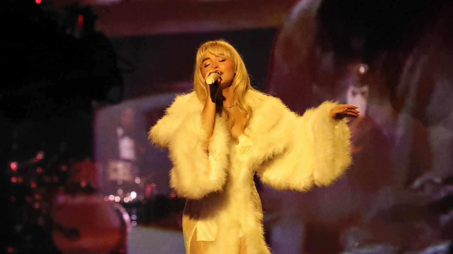 Sabrina Carpenter pulled off an SNL moment only true pop icons have gotten away with