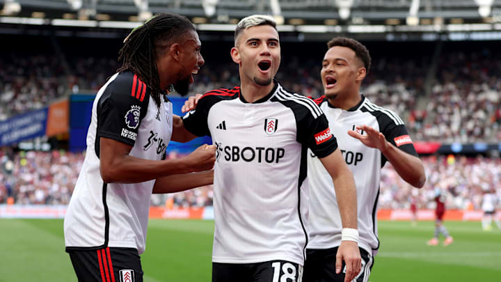 Andreas Pereira, accompagné d'Alex Iwobi et Rodrigo Muniz, trois des grands acteurs du succès de Fulham