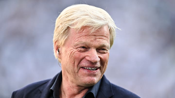 Oliver Kahn freut sich über die Verlängerung mit Hauptsponsor Telekom Oliver Kahn freut sich über die Verlängerung mit Hauptsponsor Telekom
