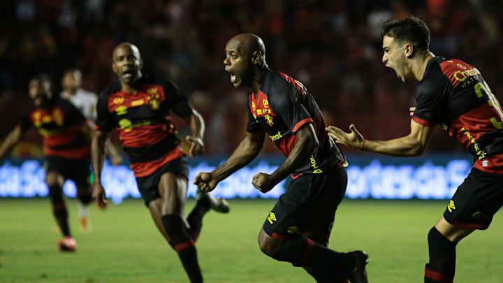 Vagner Love marcou dois gols contra o Londrina, no Estádio do Café