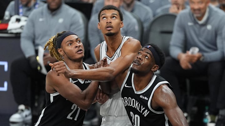 Oct 26, 2025; San Antonio, Texas, USA; Brooklyn Nets forward Noah Clowney (21) and center Day'Ron Sharpe (20) push San Antonio Spurs forward Victor Wembanyama (1) back in the second half at Frost Bank Center. Mandatory Credit: Daniel Dunn-Imagn Images Oct 26, 2025; San Antonio, Texas, USA; Brooklyn Nets forward Noah Clowney (21) and center Day'Ron Sharpe (20) push San Antonio Spurs forward Victor Wembanyama (1) back in the second half at Frost Bank Center. Mandatory Credit: Daniel Dunn-Imagn Images