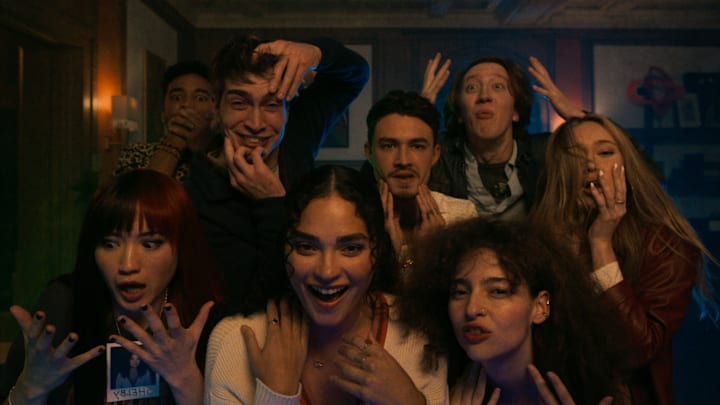 (L-R) Reina Hardesty as Brooke, Devon Terrell as Reuben, James Morosini as Cyrus, Brittany O’Grady as Shelby, Gavin Leatherwood as Dennis, Nina Bloomgarden as Maya, David Thompson as Forbes, and Alycia Debnam-Carey as Nikki in It's What's Inside