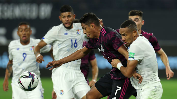 Luis Romo ante la marca de tres jugadores de Panamá.
