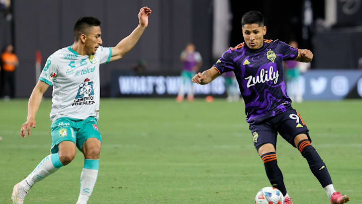 Ángel Mena y Raúl Ruidíaz en la disputa de un balón.