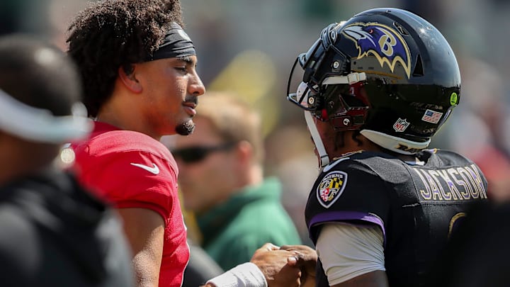Packers quarterback Jordan Love (10) shakes hands with Ravens quarterback Lamar Jackson (8) during a joint practice in 2024.