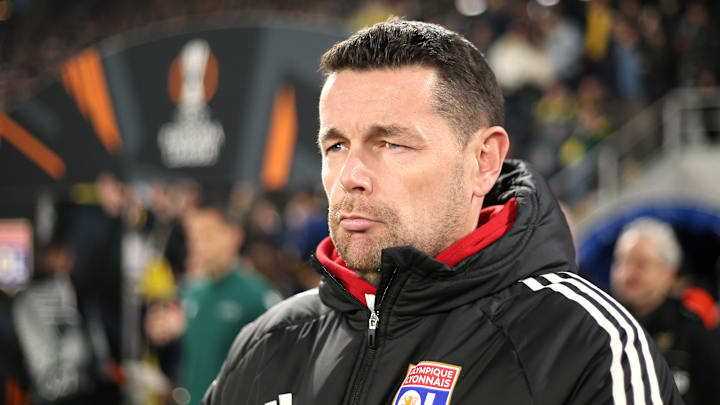 Pierre Sage est le nouvel entraîneur du RC Lens. Pierre Sage est le nouvel entraîneur du RC Lens.