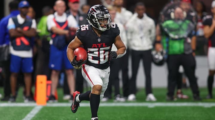 Avery Williams (26) returns a kick against the Dallas Cowboys.