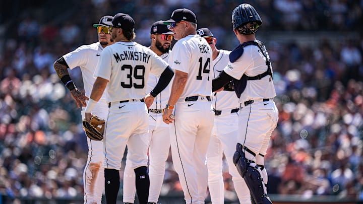 Detroit Tigers manager A.J. Hinch (14) talks to players after pitching change against Toronto Blue Jays during the seventh inning at Comerica Park in Detroit on Sunday, July 27, 2025.