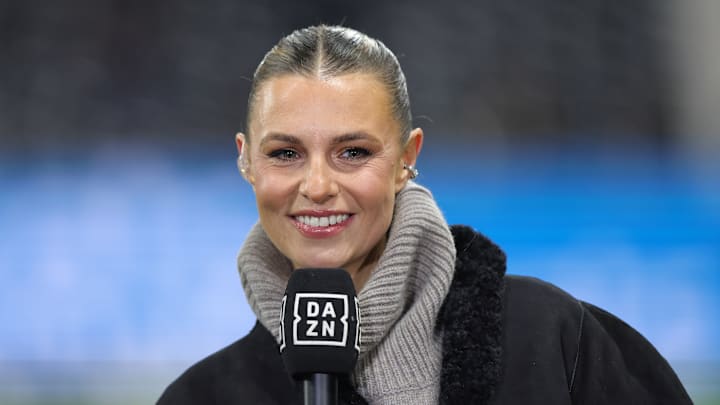 Laura Wontorra am DAZN-Mikro