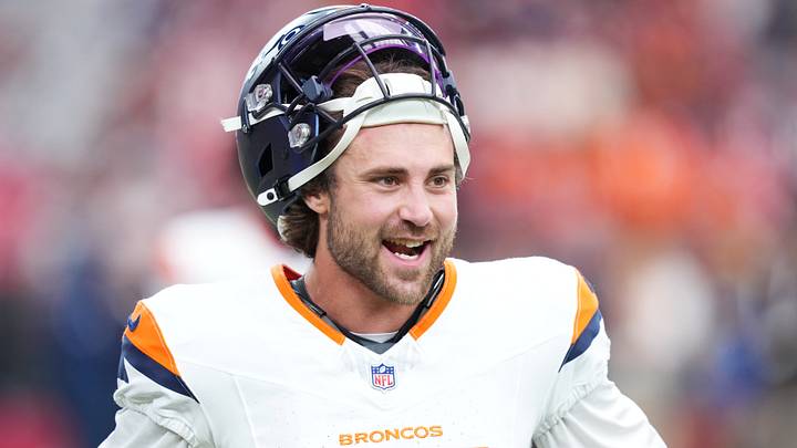 Oct 25, 2026; Glendale, Arizona, USA; Denver Broncos cornerback Riley Moss (21) looks on. Oct 25, 2026; Glendale, Arizona, USA; Denver Broncos cornerback Riley Moss (21) looks on.