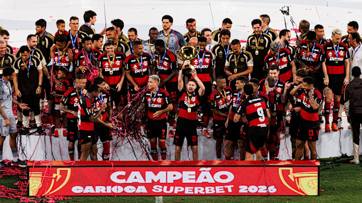 Time do Flamengo comemora o título do Campeonato Carioca 2026 após decisão contra o Fluminense