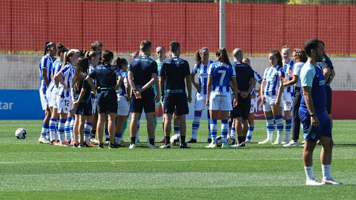 Las jugadoras del Real Sociedad antes del inicio de su partido contra el Atlético de Madrid, que finalmente no se disputó. 
