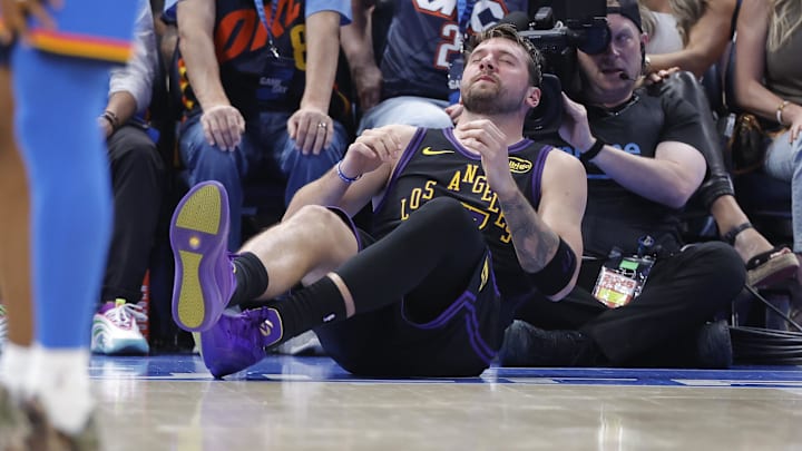 Luka Doncic sólo jugó 26 minutos la noche del jueves en la derrota de Lakers ante el Thunder