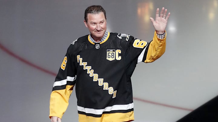 Feb 18, 2024; Pittsburgh, Pennsylvania, USA; Pittsburgh Penguins former center Mario Lemieux waves to the crowd during a ceremony to retire the jersey number of Penguins former right wing Jaromir Jagr (not pictured) at PPG Paints Arena. The Penguins hosted the Los Angeles Kings after the ceremony. Los Angeles won 2-1. Mandatory Credit: Charles LeClaire-Imagn Images Feb 18, 2024; Pittsburgh, Pennsylvania, USA; Pittsburgh Penguins former center Mario Lemieux waves to the crowd during a ceremony to retire the jersey number of Penguins former right wing Jaromir Jagr (not pictured) at PPG Paints Arena. The Penguins hosted the Los Angeles Kings after the ceremony. Los Angeles won 2-1. Mandatory Credit: Charles LeClaire-Imagn Images