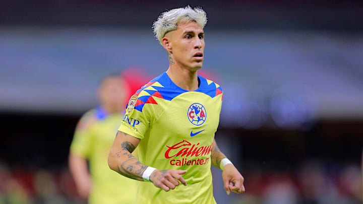 La afición del América le dio a Cristián Calderón una fría bienvenida en el Estadio Azteca. La afición del América le dio a Cristián Calderón una fría bienvenida en el Estadio Azteca.