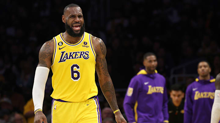 James fue clave en la victoria de los Lakers