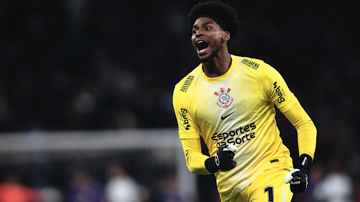 Hugo Souza é destaque no gol do Corinthians