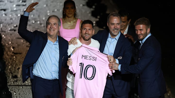 Lionel Messi y los ejecutivos del Inter Miami, durante su presentación en el club 
