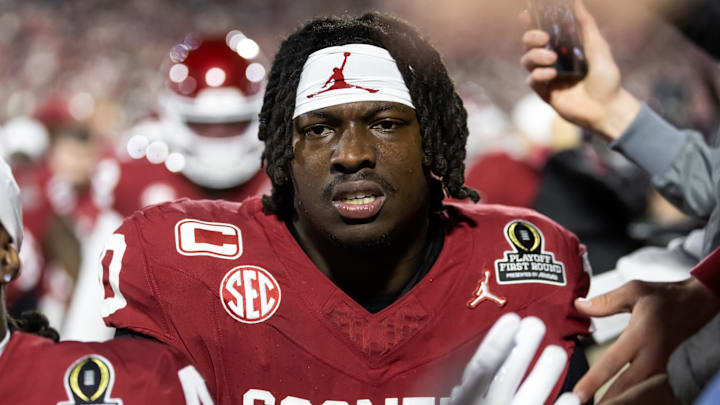 Oklahoma Sooners linebacker Kip Lewis (10) against the Alabama Crimson Tide during the CFP National Playoff First Round at Gaylord Family — Oklahoma Memorial Stadium. 