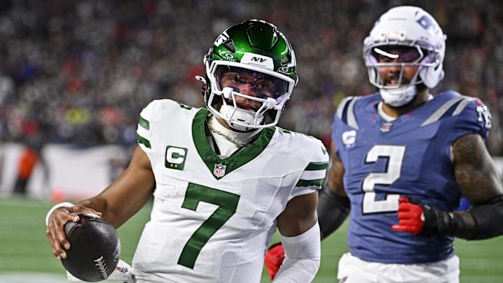 Nov 13, 2025; Foxborough, Massachusetts, USA; New York Jets quarterback Justin Fields (7) runs in for a touchdown during the first half New England Patriots at Gillette Stadium. Mandatory Credit: Eric Canha-Imagn Images