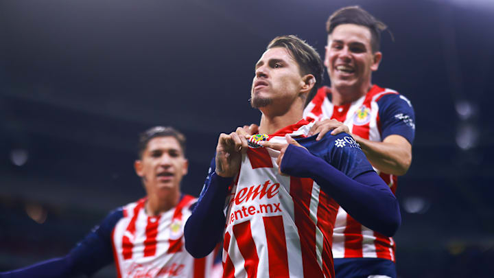 Cristián Calderón le dio la victoria a Chivas sobre Cruz Azul y mantienen la esperanza de meterse al repechaje del Clausura 2022.