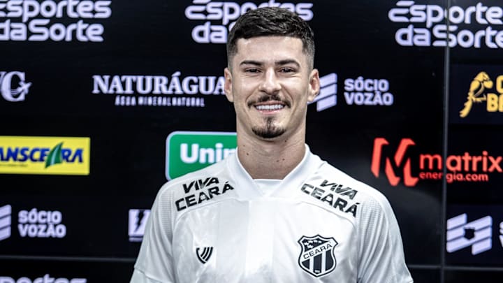 Ex-Palmeiras, Rômulo já foi apresentado como novo reforço do Ceará Ex-Palmeiras, Rômulo já foi apresentado como novo reforço do Ceará
