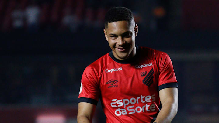 Vitor Roque desconversou sobre especulações de mercado