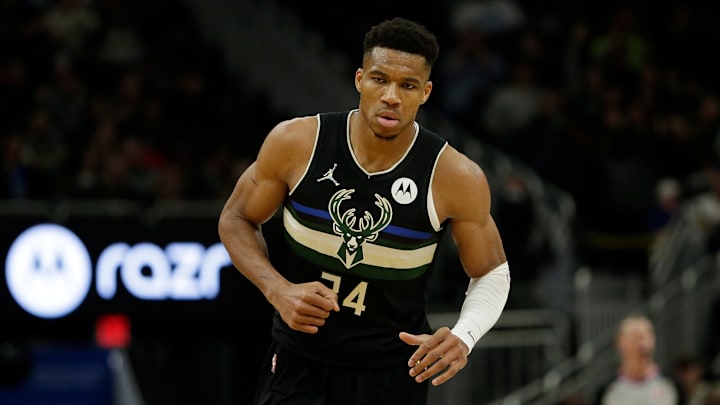Giannis buscará liderar a los Bucks a un triunfo ante los 76ers