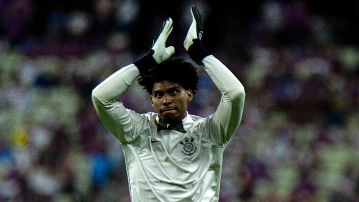 Hugo já tomou conta da meta do Corinthians