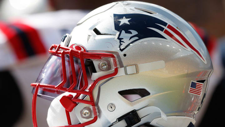 Sep 18, 2022; Pittsburgh, Pennsylvania, USA; A New England Patriots helmet on the sidelines against the Pittsburgh Steelers during the fourth quarter at Acrisure Stadium. Mandatory Credit: Charles LeClaire-Imagn Images Sep 18, 2022; Pittsburgh, Pennsylvania, USA; A New England Patriots helmet on the sidelines against the Pittsburgh Steelers during the fourth quarter at Acrisure Stadium. Mandatory Credit: Charles LeClaire-Imagn Images