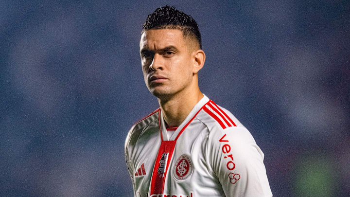 Rafael Santos Borré assumiu a titularidade fixa no Inter com Roger Machado