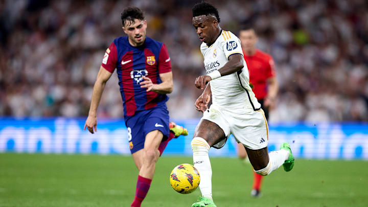 Pedri e Vinícius Júnior se enfrentam no Santiago Bernabéu neste sábado (26)