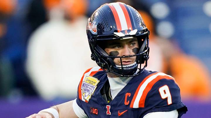 Illinois quarterback Luke Altmyer (9) warming up Illinois quarterback Luke Altmyer (9) warming up