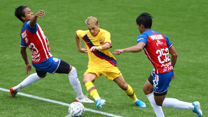 Luis Puente en la pelea de un balón ante Adria Altamira.