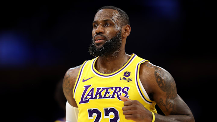 James promedia 24.7 puntos a los 39 años de edad