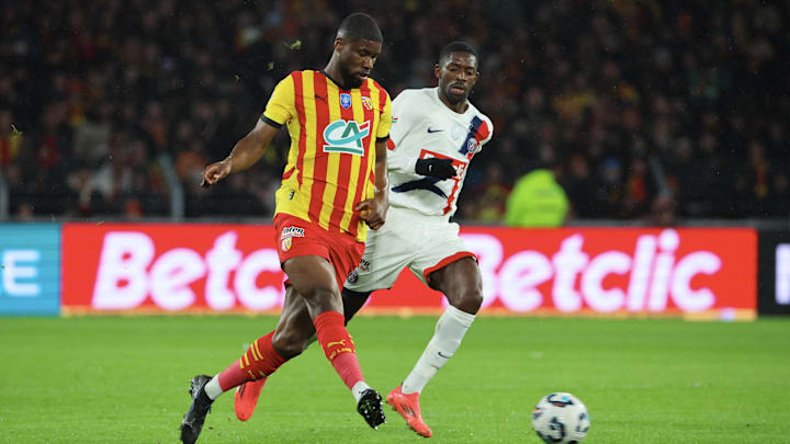 Kevin Danso (l.) gegen Ousmane Dembele (r.) Kevin Danso (l.) gegen Ousmane Dembele (r.)