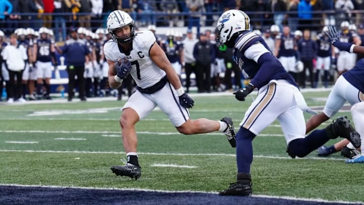 Yale running back Josh Pitsenberger (7)