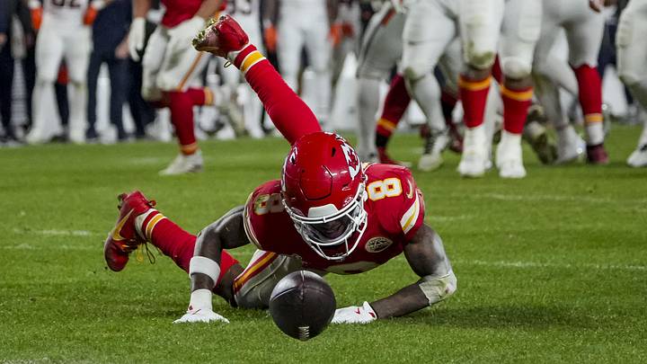 Dec 25, 2025; Kansas City, Missouri, USA; Kansas City Chiefs cornerback Kristian Fulton (8) misses an interception during the second quarter at GEHA Field at Arrowhead Stadium. Mandatory Credit: Denny Medley-Imagn Images Dec 25, 2025; Kansas City, Missouri, USA; Kansas City Chiefs cornerback Kristian Fulton (8) misses an interception during the second quarter at GEHA Field at Arrowhead Stadium. Mandatory Credit: Denny Medley-Imagn Images