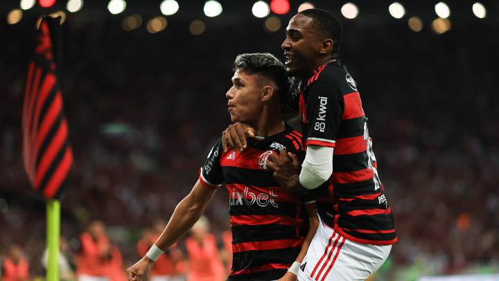 Luiz Araújo anotou doblete em Flamengo 2x 1 Grêmio, pelo Brasileirão.