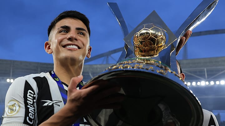 Thiago Almada se despede do Botafogo com dois títulos conquistados em menos de seis meses