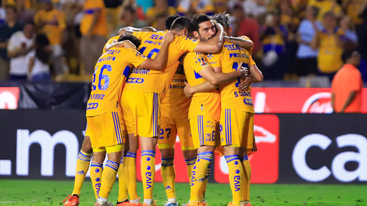 Jugadores de Tigres celebran un gol.
