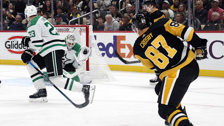 Oct 24, 2023; Pittsburgh, Pennsylvania, USA; Dallas Stars goaltender Jake Oettinger (29) makes a