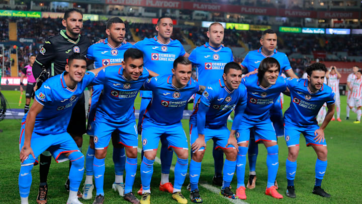 Jugadores de Cruz Azul antes del inicio del juego frente a Necaxa.