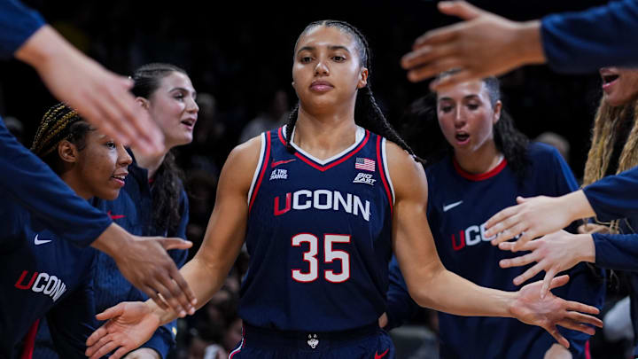 UConn Huskies guard Azzi Fudd (35)