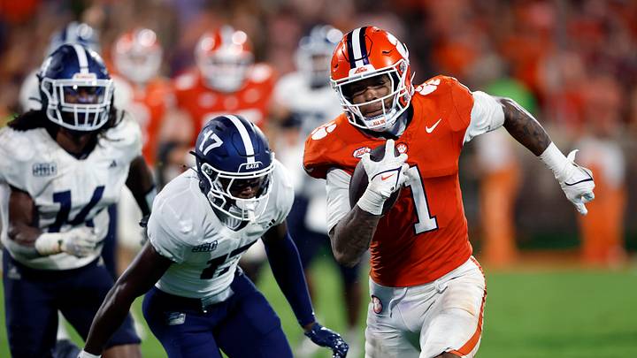 Clemson WR T.J. Moore looked like the best player on the field this weekend, totaling 7 catches for 103 yards and 1 TD.