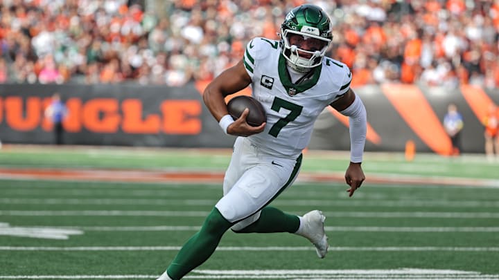 Oct 26, 2025; Cincinnati, Ohio, USA; New York Jets quarterback Justin Fields (7) runs with the ball during the fourth quarter against the Cincinnati Bengals at Paycor Stadium. Mandatory Credit: Joseph Maiorana-Imagn Images Oct 26, 2025; Cincinnati, Ohio, USA; New York Jets quarterback Justin Fields (7) runs with the ball during the fourth quarter against the Cincinnati Bengals at Paycor Stadium. Mandatory Credit: Joseph Maiorana-Imagn Images