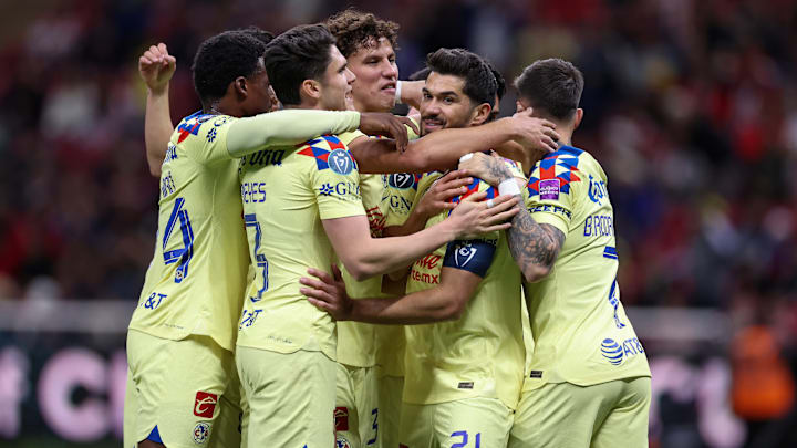 El América festeja uno de los goles contra Chivas en la Copa Campeones de la CONCACAF.