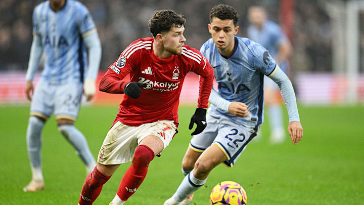 Tottenham e Nottingham Forest fecham rodada da Premier League nesta segunda (21)