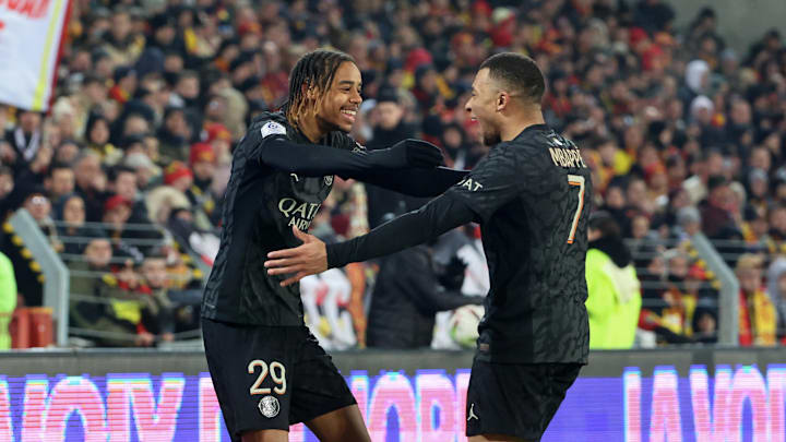 Le Paris Saint-Germain s'impose sur la pelouse du RC Lens sur le score de 2 buts à 0. 